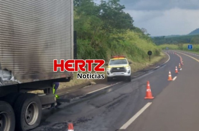 Carreta de Ibitinga pega fogo na rodovia em Franca