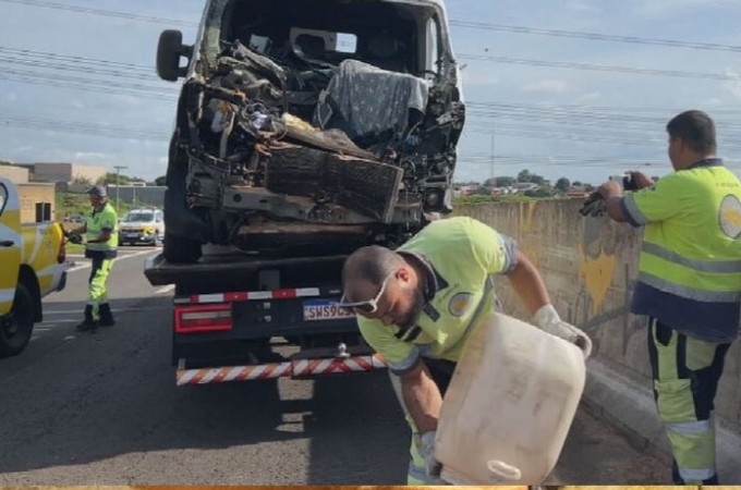 Bauru:Ambul�ncia atropela cavalo em rodovia e acidente deixa feridos