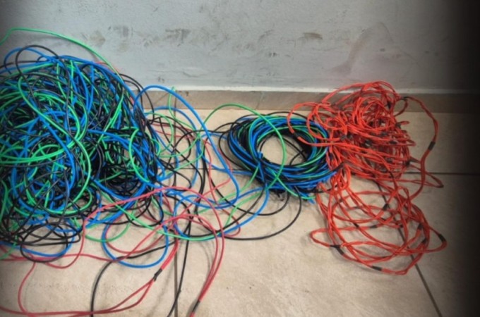 Ibitinga: PM flagrou homem com 500 metros de fios furtados