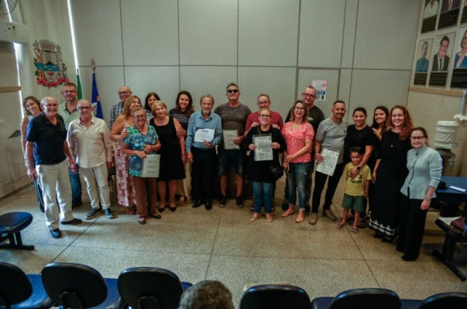 Prefeitura entregou certid�es do Clube Recanto Santa Filomena