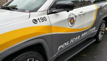 iacanga-motorista-sai-da-pista-e-morre-ao-bater-carro-em-arvore