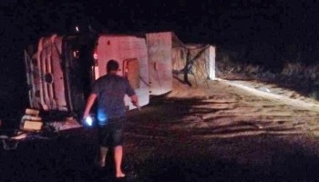 carro-invade-pista-contraria-e-bate-em-carreta-na-sp-304