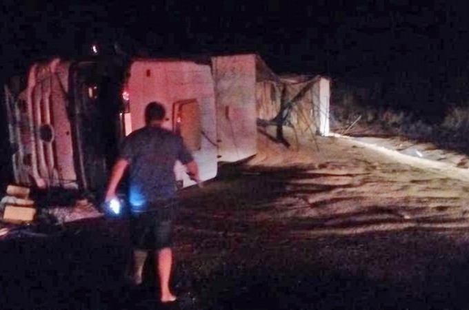 Carro invade pista contrria e bate em carreta na SP-304