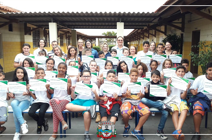 Alunos de duas escolas recolheram garrafas PET em Desafio Ecolgico
