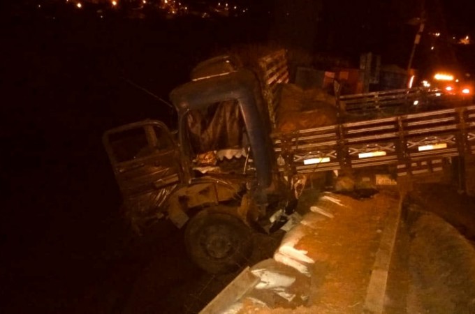 Motorista fica ferido em Mar�lia ap�s perder controle do caminh�o e 