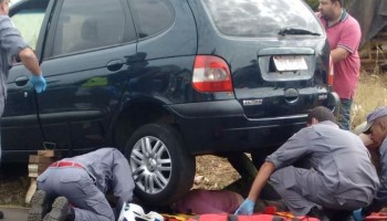 idosa-e-atropelada-e-fica-presa-em-veiculo