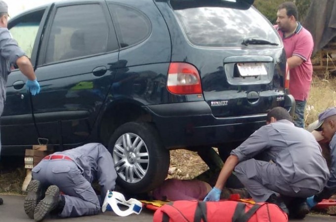 Idosa � atropelada e fica presa em ve�culo