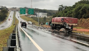bauru-acidente-entre-caminhoes-deixa-um-motorista-ferido-em-rodovia