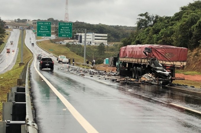 Bauru: Acidente entre caminhes deixa um motorista ferido em rodovia