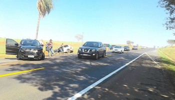 sp-333-colisao-de-veiculos-deixa-vitimas-presas-nas-ferragens