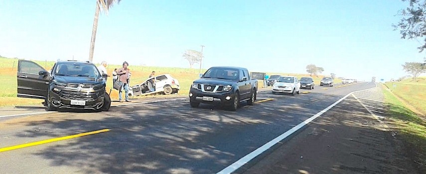 sp-333-colisao-de-veiculos-deixa-vitimas-presas-nas-ferragens