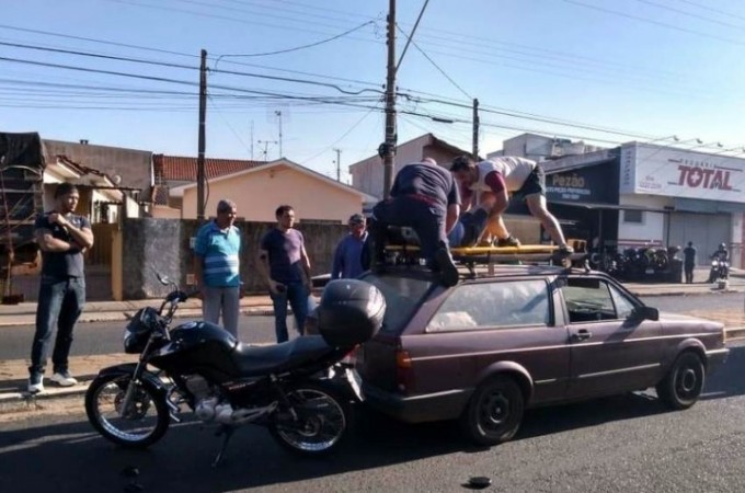 Araraquara: Idosa de 62 anos � arremessada para cima de carro