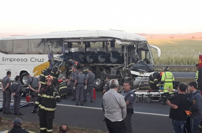 Mulher morre e 13 ficam feridos em acidente com �nibus na SP-255