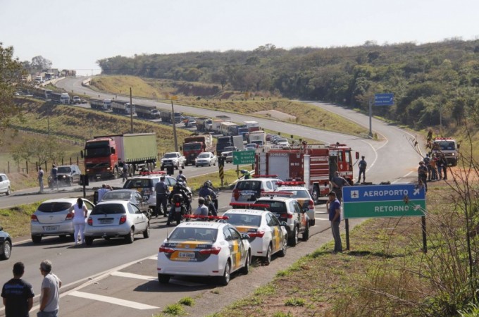 Sem terra interditam rodovia Bauru-Iacanga