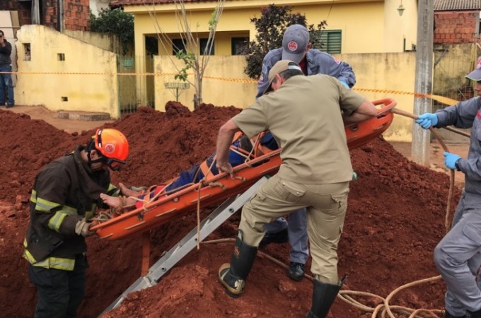 Trabalhador fica ferido aps ser soterrado em obra de rede de esgoto
