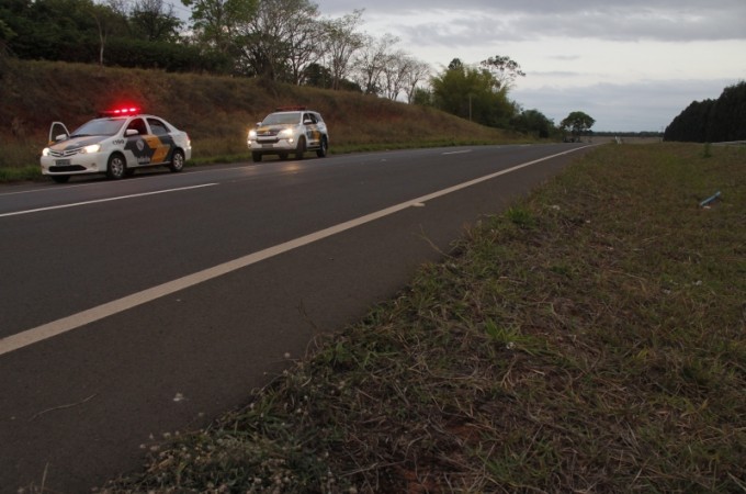 Garota pula de carro em movimento na rodovia para escapar de rapto