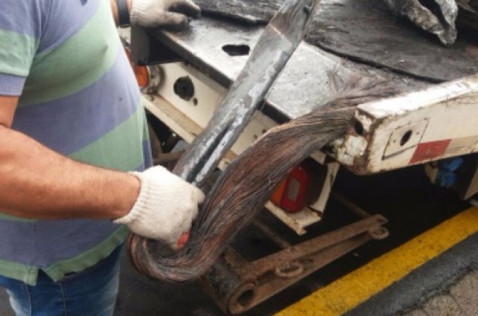 Suspeitos de furtar fios morrem eletrocutados durante a madrugada