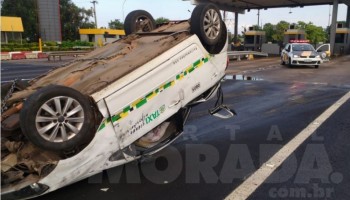 carro-capota-no-pedagio-entre-araraquara-e-matao