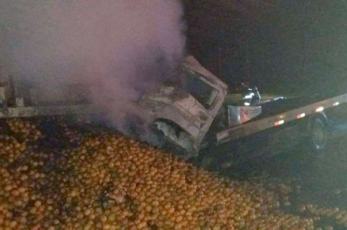 Caminhoneiro morre carbonizado aps acidente em praa de pedgio 