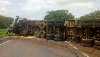 caminhao-tomba-e-interdita-a-sp-255-de-igaracu-do-tiete