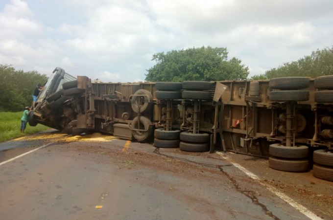 Caminho tomba e interdita a SP-255 de Igarau do Tiet