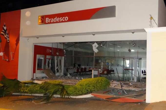 Boca�na: Moradores relatam medo durante explos�o de ag�ncia banc�ria