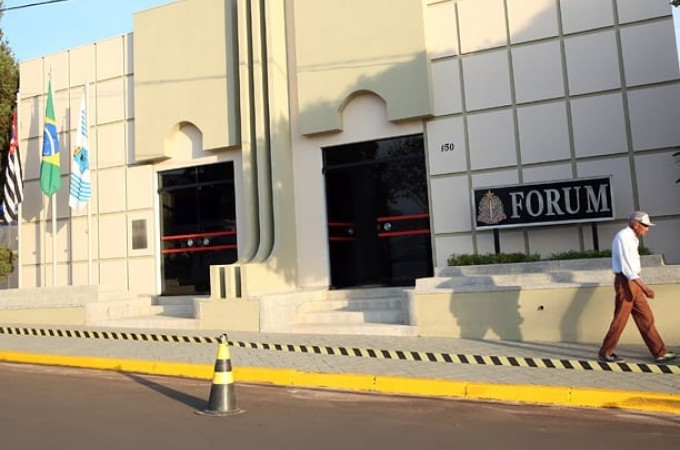 MP aciona cinco vereadores por 'misso oficial' em casa noturna
