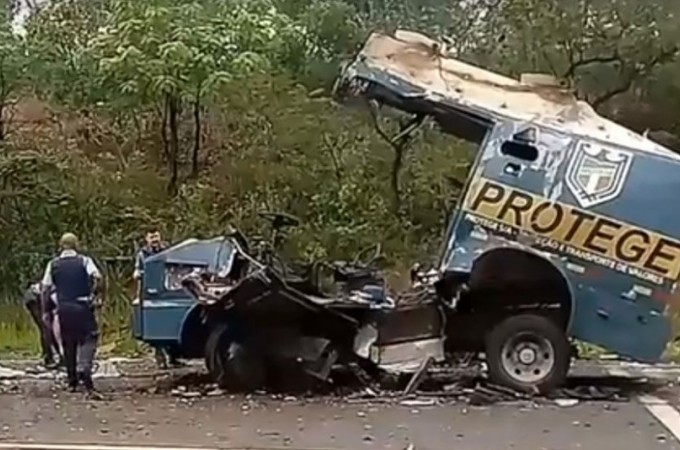 Carro-forte � destru�do por bandidos na regi�o de Ribeir�o Preto