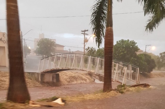 Chuvas de duas horas faz c�rrego Saltinho transbordar