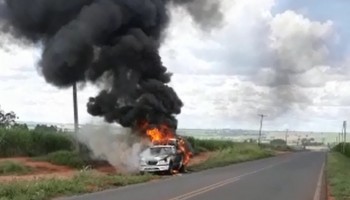 ambulancia-pega-fogo-e-motorista-escapa-ileso-em-vicinal-de-itapolis