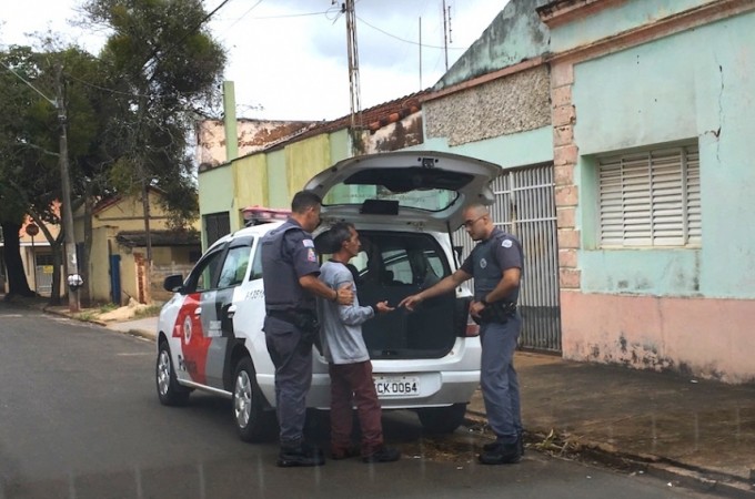 Motorista embriagado colidiu fusca em carros estacionados