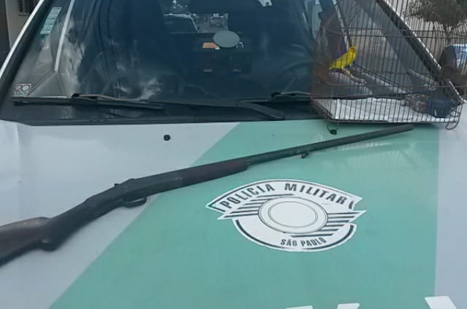 Bariri: PM Ambiental apreende arma, aves e apetrechos de caa 