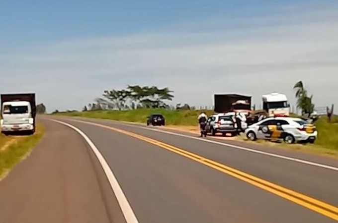 Caminhoneiros que transportam laranjas entram em greve na regio