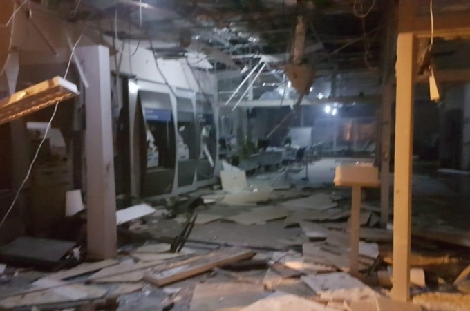 Ataque ousado de quadrilha explode tr�s ag�ncias banc�rias em Tamba�