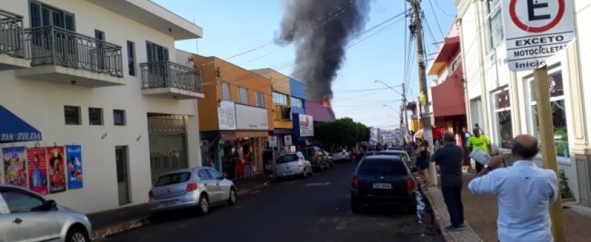 bombeiros-controlam-incendio-em-galeria-do-centro