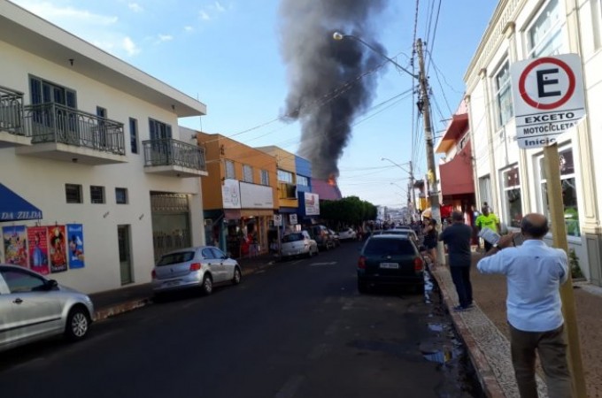 Bombeiros controlam inc�ndio em galeria do Centro