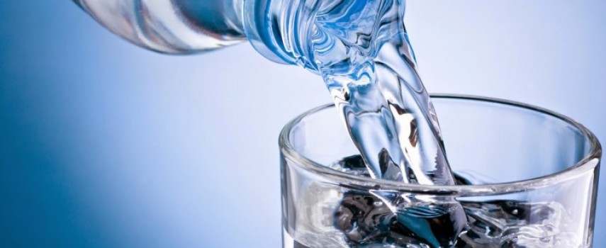 beber-agua-durante-a-refeicao-engorda