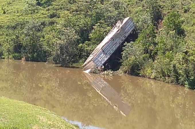 Carreta perde freio em serra e cai dentro de lago em Pardinho