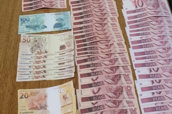 Rapaz � surpreendido com mais de R$ 1 mil em notas falsas escondidas