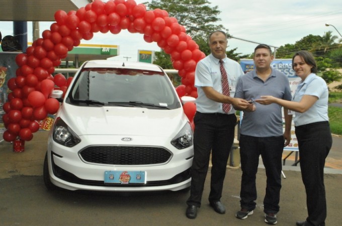 Ibitinguenses ganham carro e moto em promoo de supermercado