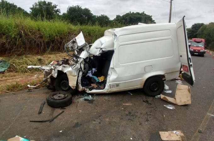 Motorista morre em acidente entre carro e caminh�o em It�polis