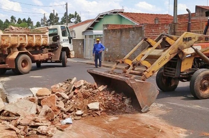 Prefeitura notifica moradores por despejo irregular de entulhos