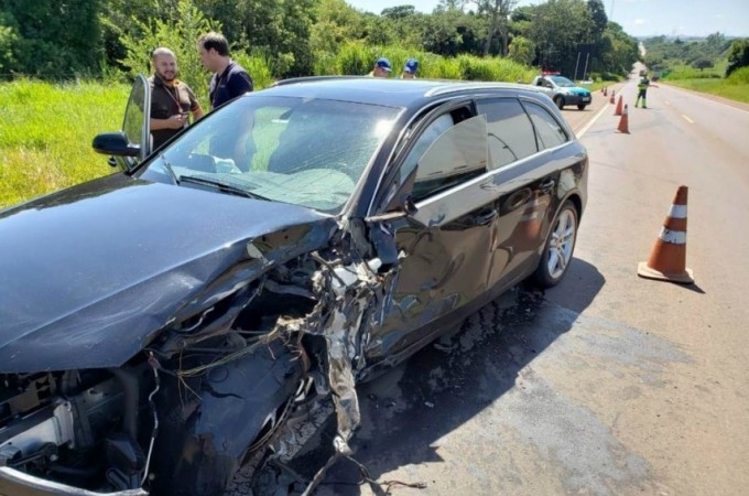 So Carlos: Roda solta de caminho atinge carro na rodovia SP-215 