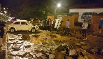 temporal-arrasta-carros-para-corrego-e-alagou-ruas-em-itapolis