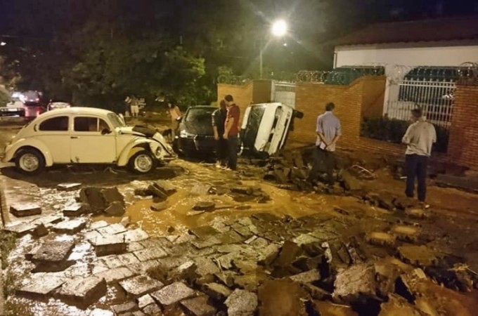 Temporal arrasta carros para crrego e alagou ruas em Itpolis