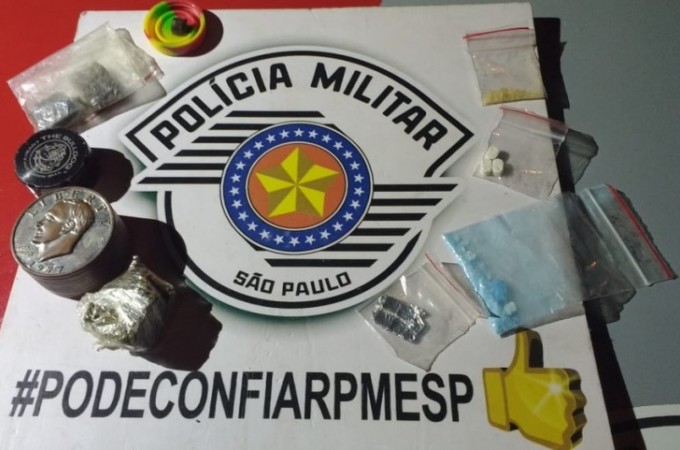 Pol�cia Militar det�m tr�s homens por porte de drogas em Iacanga