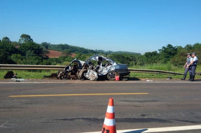 Casal morre em acidente na SP-333, entre Borborema e It�polis