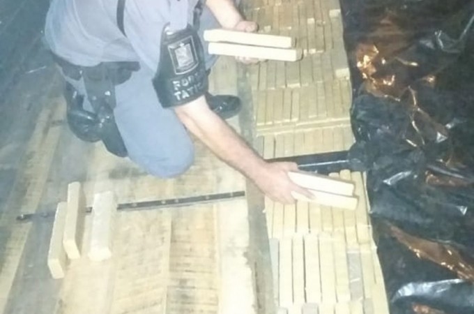 Maconha � apreendida em fundo falso de caminh�o em Bauru