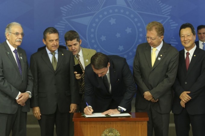Bolsonaro extingue horrio de vero