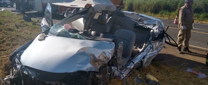 idoso-morre-apos-batida-entre-carro-e-caminhao-na-sp-304